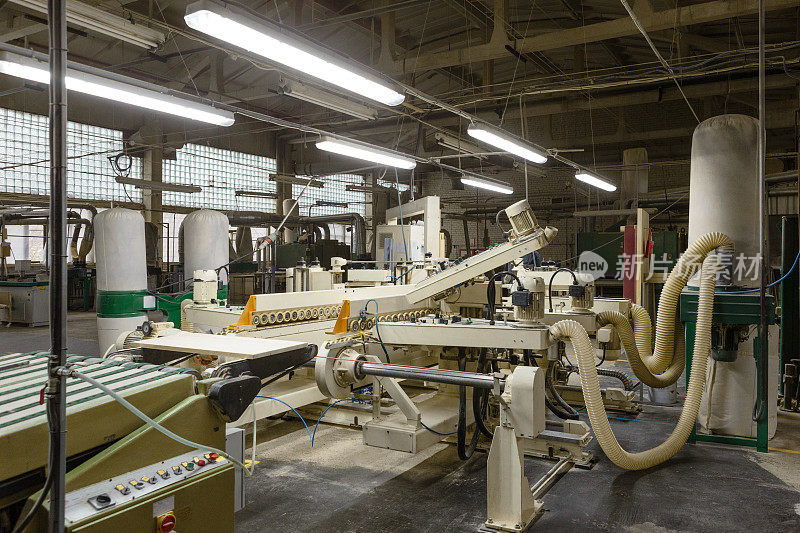 木材加工机器在一家家具厂。