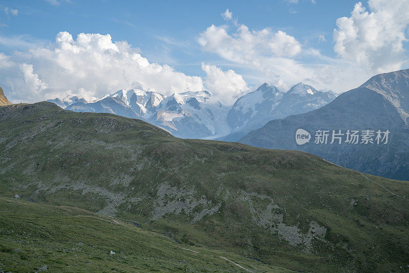 美丽的山区风景在瑞士阿尔卑斯山在格劳宾登广东