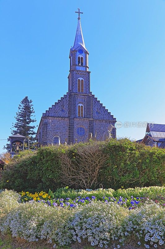 石质教堂和带有花坛的钟楼，格兰多，南格兰多