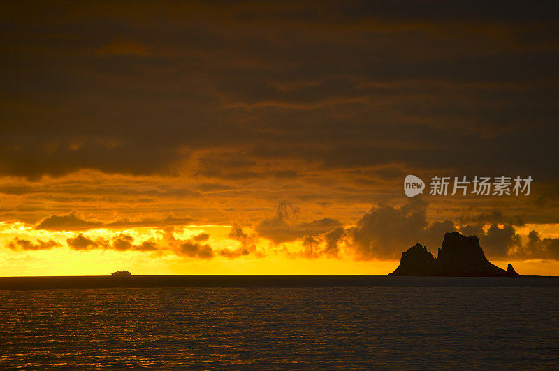 南极泻湖上的日落与漂流的冰山和雪峰的背景，勒梅尔海峡，南极洲