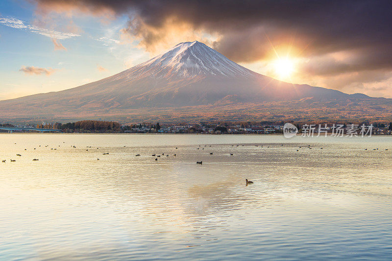 早晨的富士山和川口湖，秋季的富士山在山町。