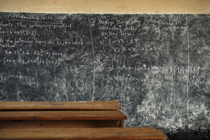 教室有桌子和黑板，卢旺达