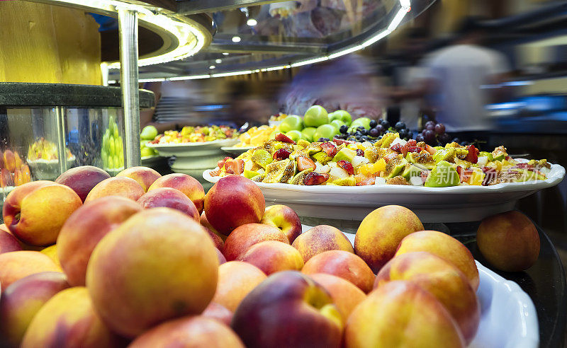特写桃子和健康的水果沙拉在豪华酒店餐厅的美食广场