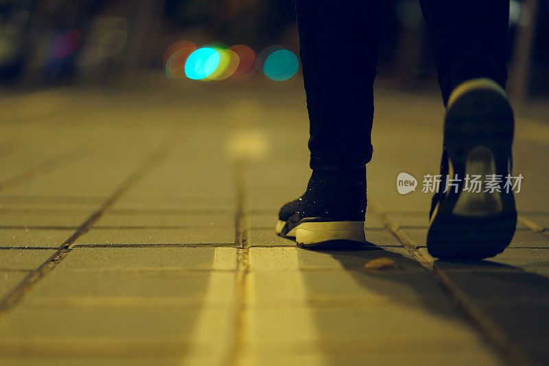 走在街上的脚