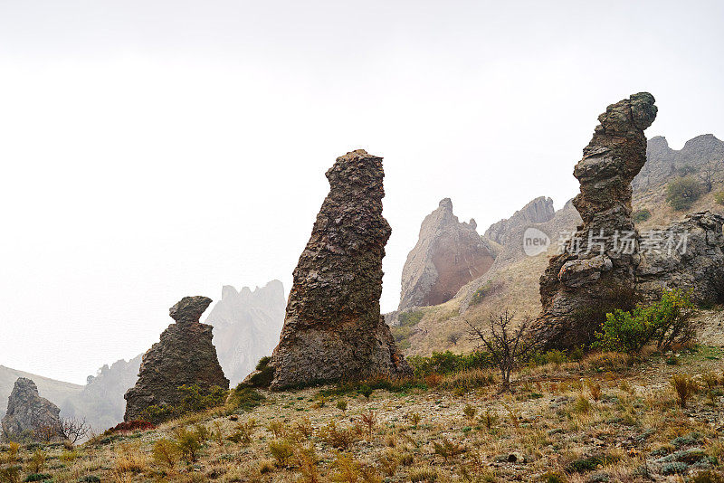 落基山脉，卡拉达火山，克里米亚海岸，阴沉沉的天空，雾，白色的天空。