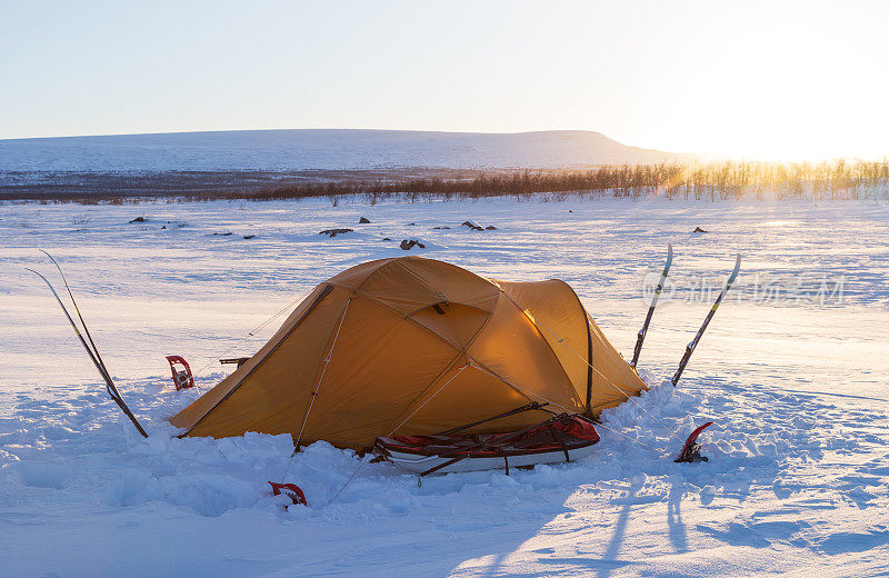 冬季露营地的日出