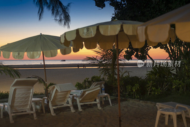 日落时分的Pakarang海滩酒吧