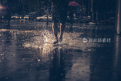 一个在雨中奔跑的不可辨认的男人。