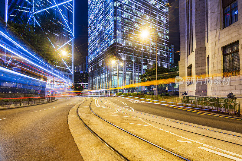 香港中环夜间街道上的汽车步道