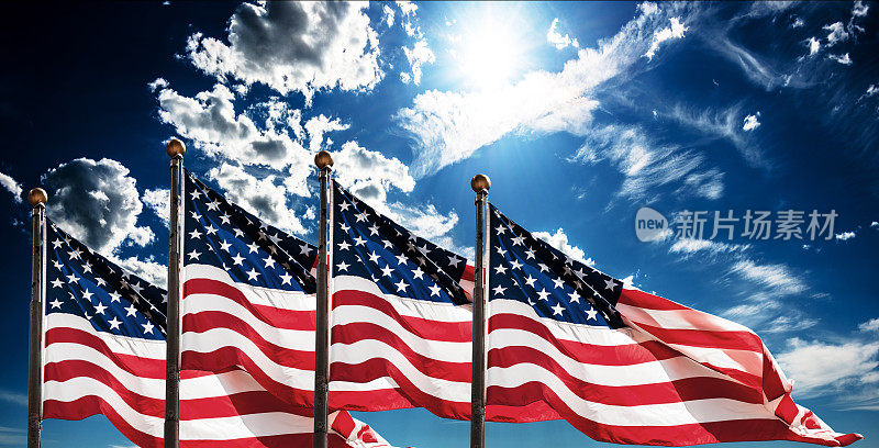 美国国旗在阵亡将士纪念日的天空中飘扬