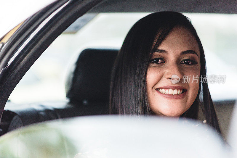 美丽的女人照片的头在车里