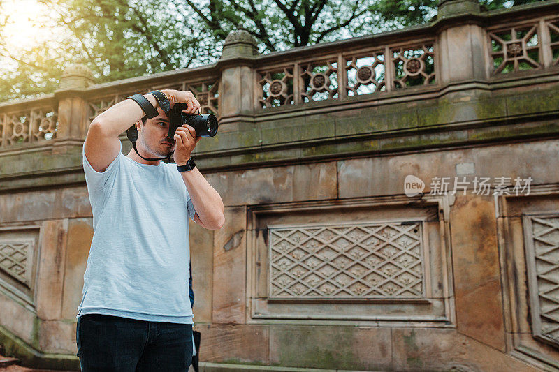 一个年轻人在中央公园拍照