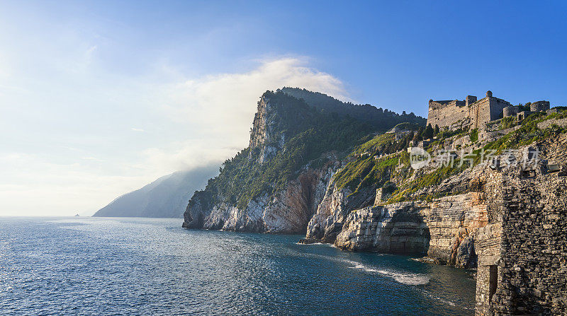海岸线由波尔图Venere和拜伦勋爵的洞穴，利古里亚，意大利