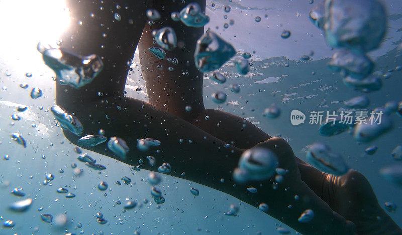 女人在清澈的地中海水域游泳