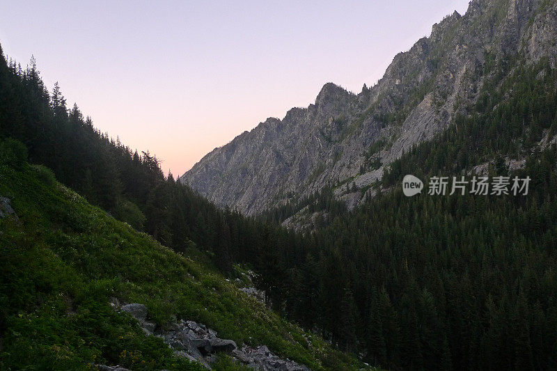 日落在冰柱溪，迷人的湖泊步道