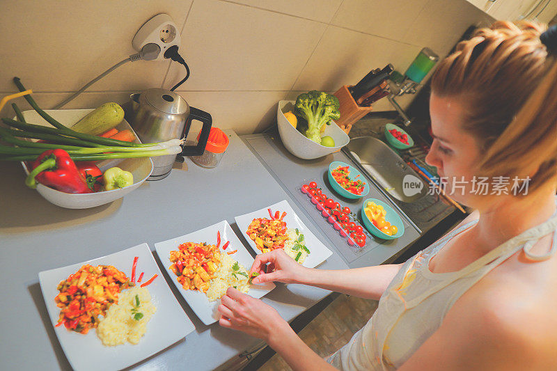 女人做素食晚餐