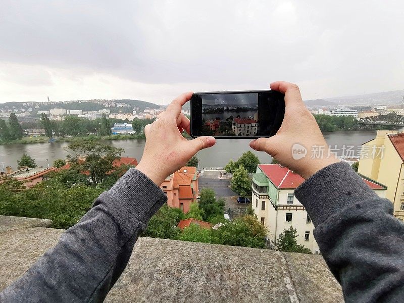用智能手机相机拍摄城市与河流的第一人称视角