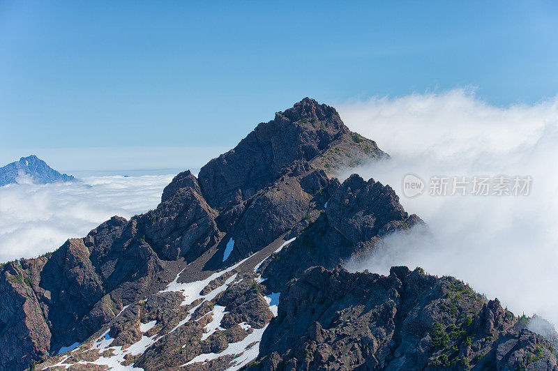 云海之上的山峰