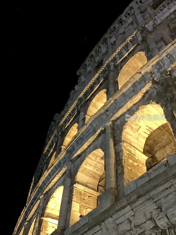 晚上的罗马斗兽场，意大利