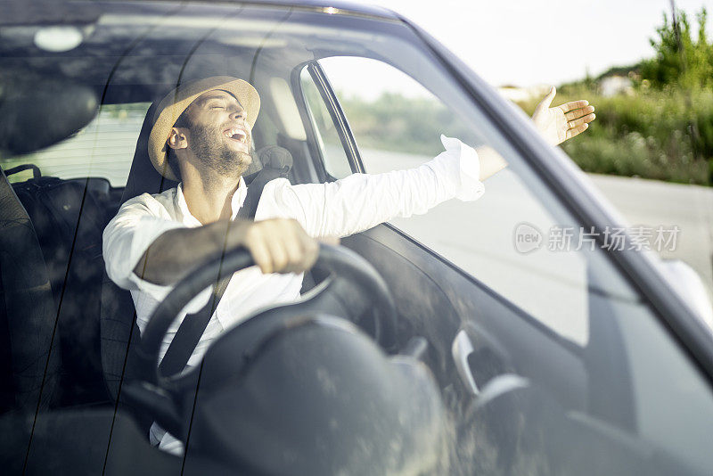 快乐的人开着车，张开双臂庆祝