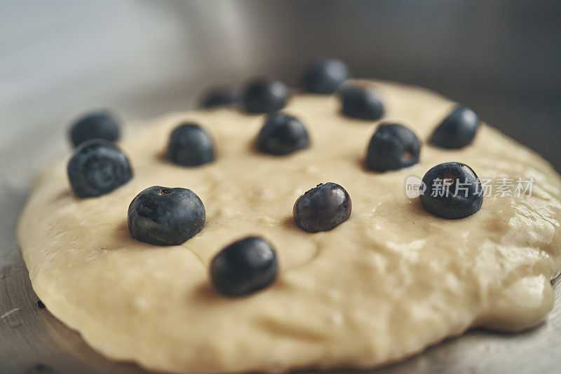 在家庭厨房用平底锅准备蓝莓煎饼