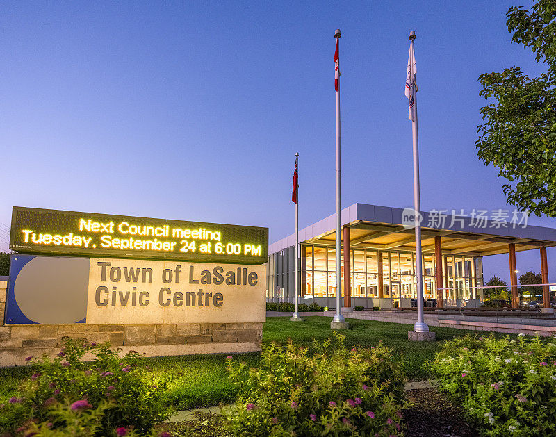 拉萨尔镇，安大略省市政厅和市政中心