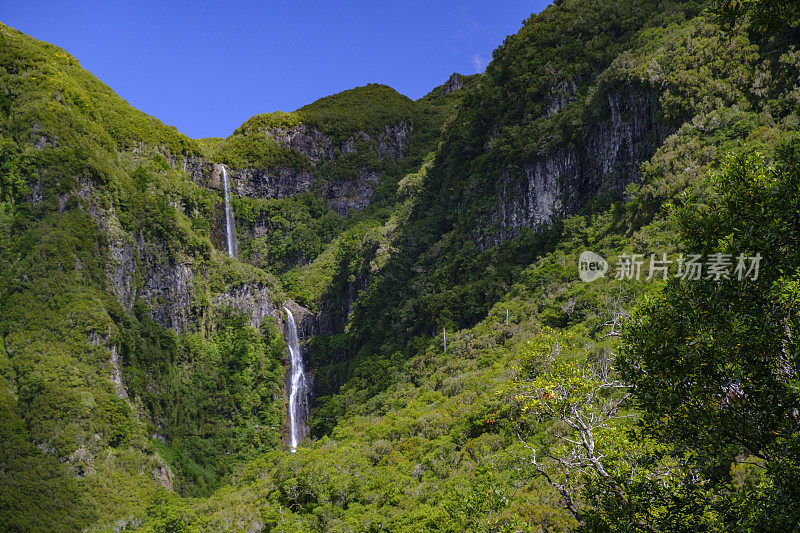 在美丽的夏日里，马德拉岛附近的山区里的里斯科瀑布Rabaçal和勒瓦达做里斯科步道