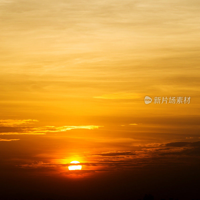 夕阳下金色的天空