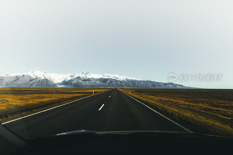 在冰岛的公路之旅中，美丽的被照亮的山的风景