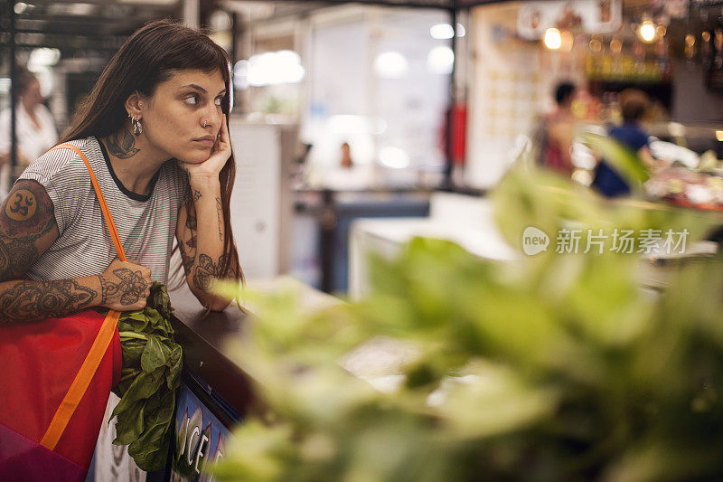 农贸市场上的妇女