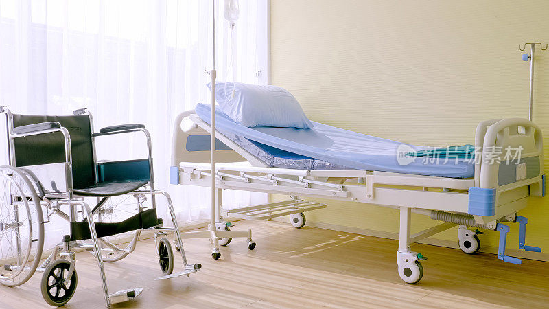 医院病房的病床和轮椅。