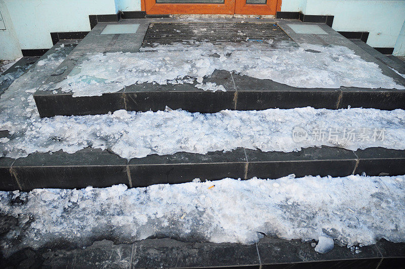 危险屋，冻结的台阶。入口被冰雪覆盖，楼梯很滑。