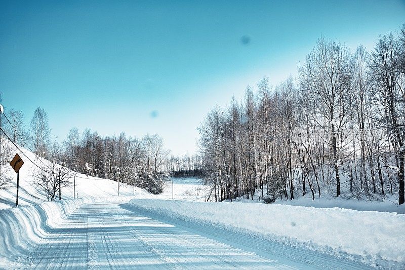 日本北海道结冰的道路。