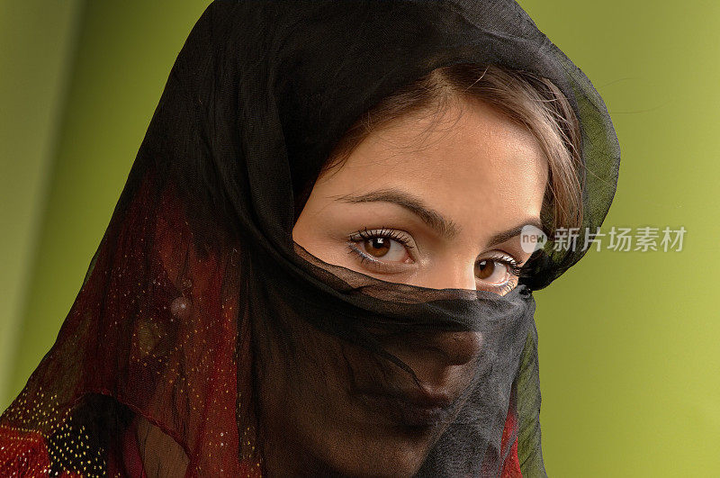 中东年轻女子戴面纱的肖像