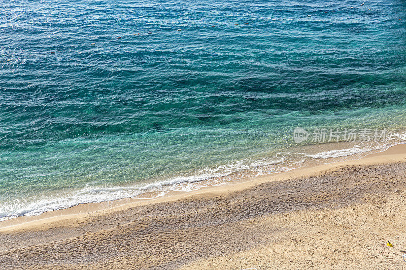 清澈的绿松石大海和波浪