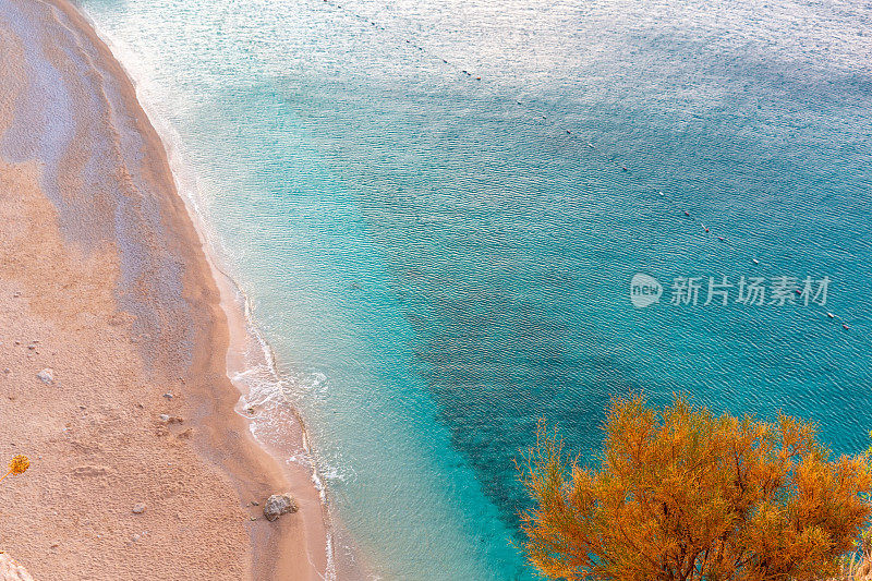 清澈的绿松石大海和波浪