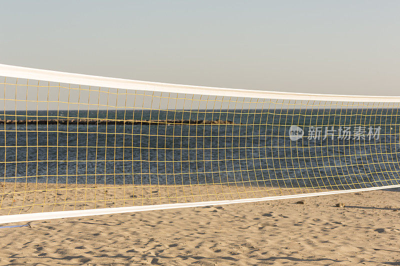 排球网在沙滩海岸的阿瓦利克夏季镇在巴利克希尔土耳其