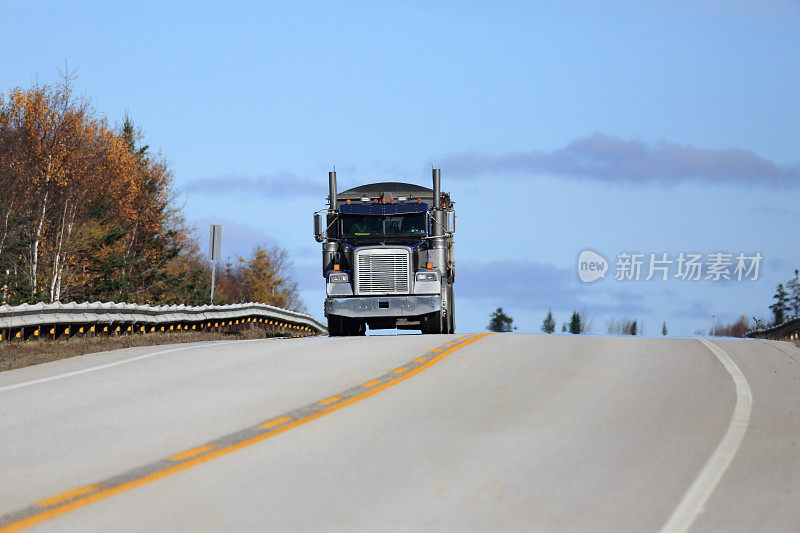 高速公路上的半卡车