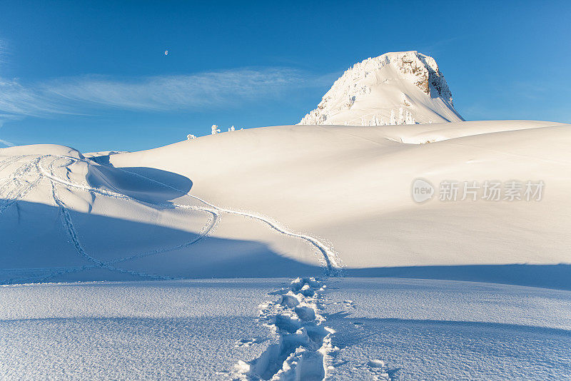 冬天穿着雪鞋走