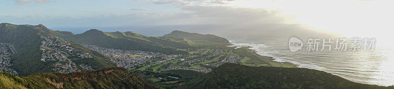 太阳从地平线上升起，从山顶俯瞰，夏威夷