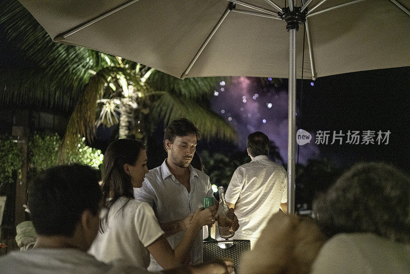 节日朋友欢度新年