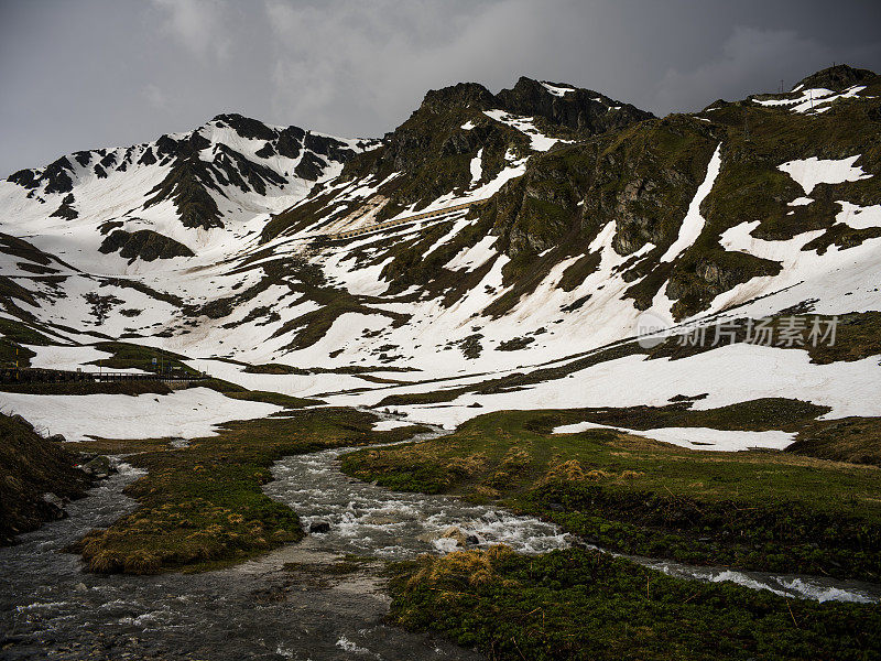 瑞士圣伯纳德大山口蜿蜒的道路。