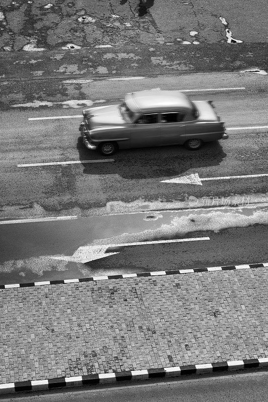 鲜艳的旧红色美国1950年的汽车在老哈瓦那区经过