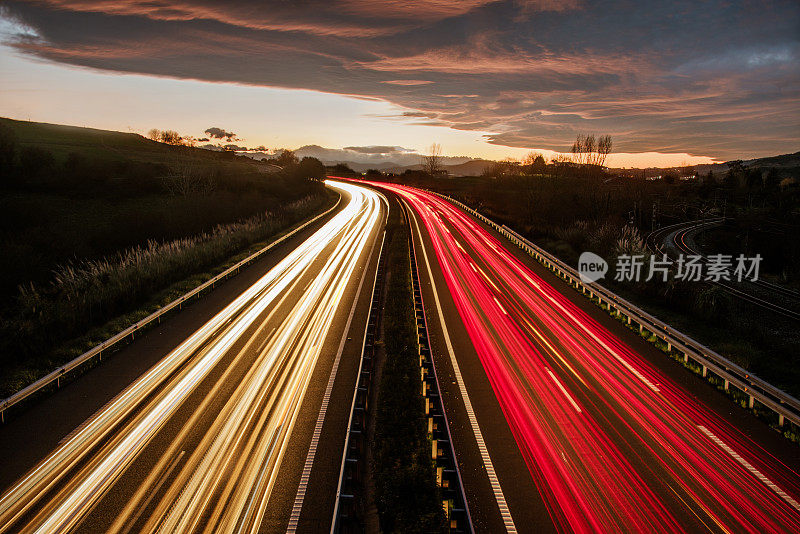 夕阳下的高速公路