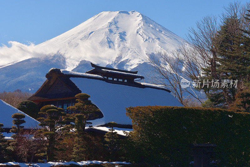 白雪覆盖的富士山，摄于山梨县大野hakkai