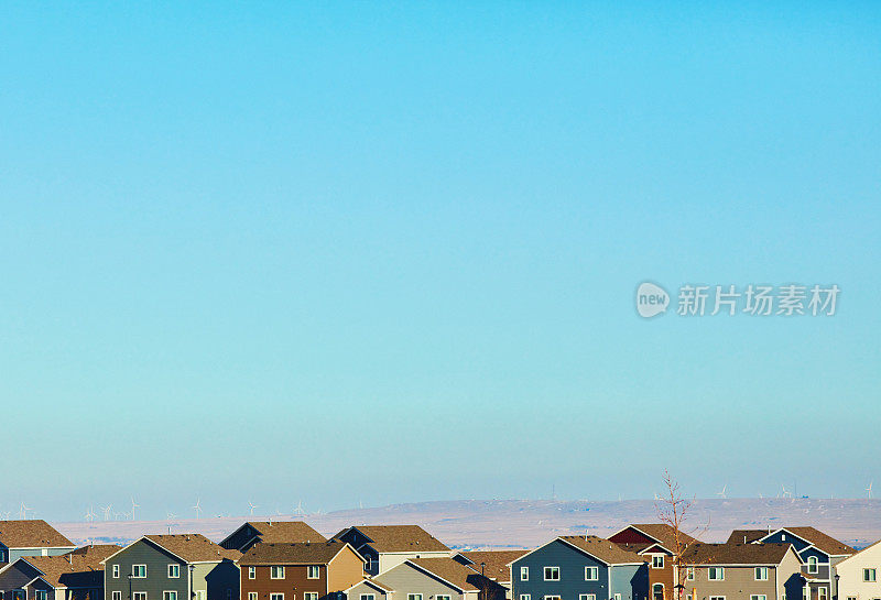 住宅住宅背景与风电场在远处