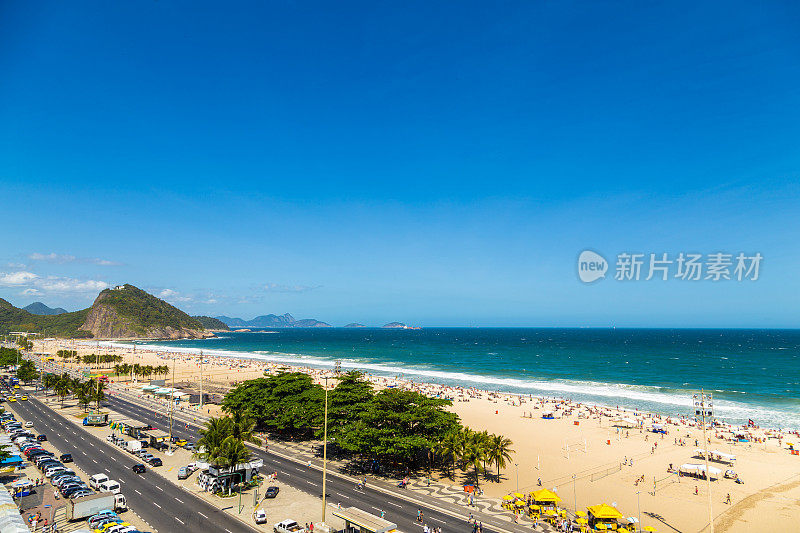 夏日，巴西里约热内卢的科帕卡巴纳海滩