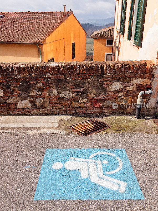 在意大利的柏油路上画着残疾人停车标志