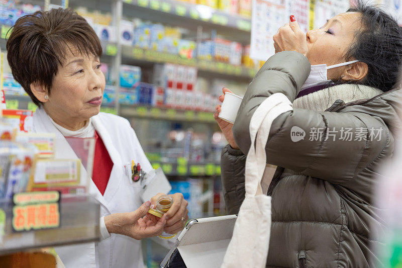 一个日本女人在药店里嘘嘘