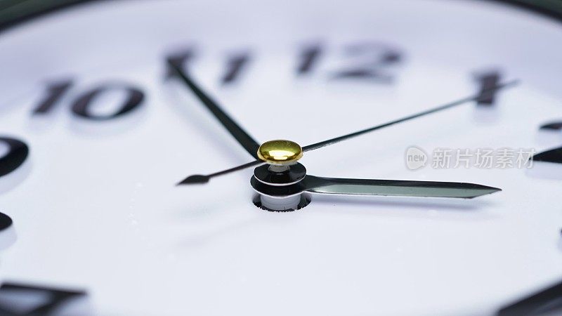 放大到简单的白色时钟拨号特写。表业务计时器。广角微距镜头查看时间倒计时分钟。运行时间的概念。
